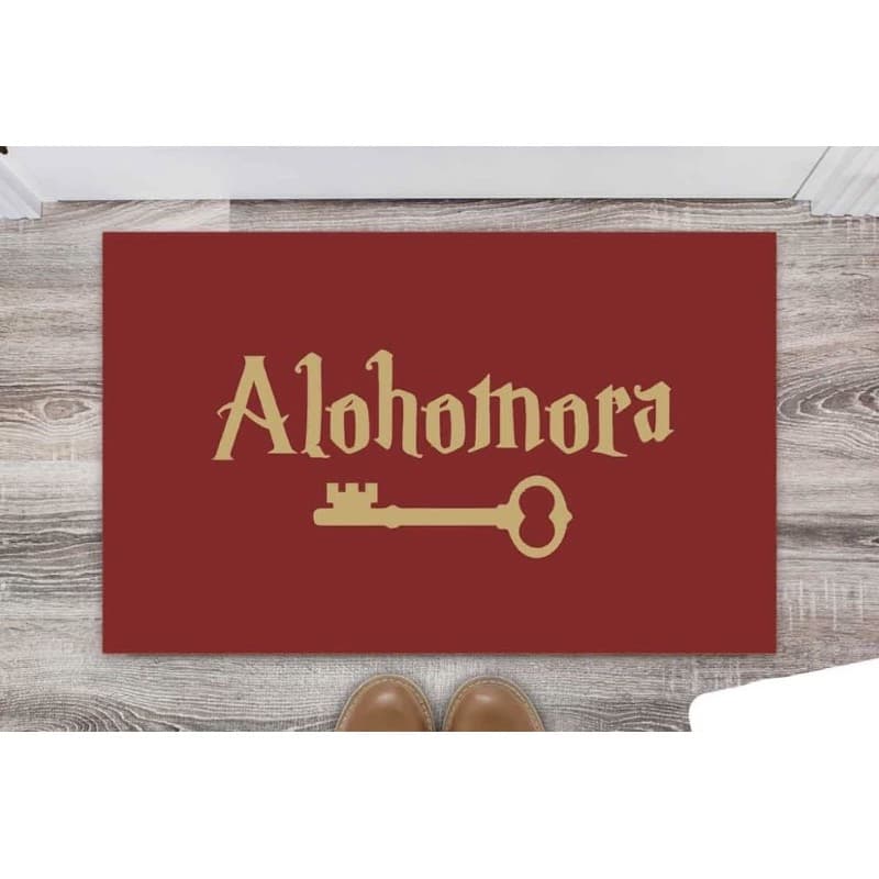 Tapete capacho vinil vermelho com chave e texto 'Alohomora' - Alohomora