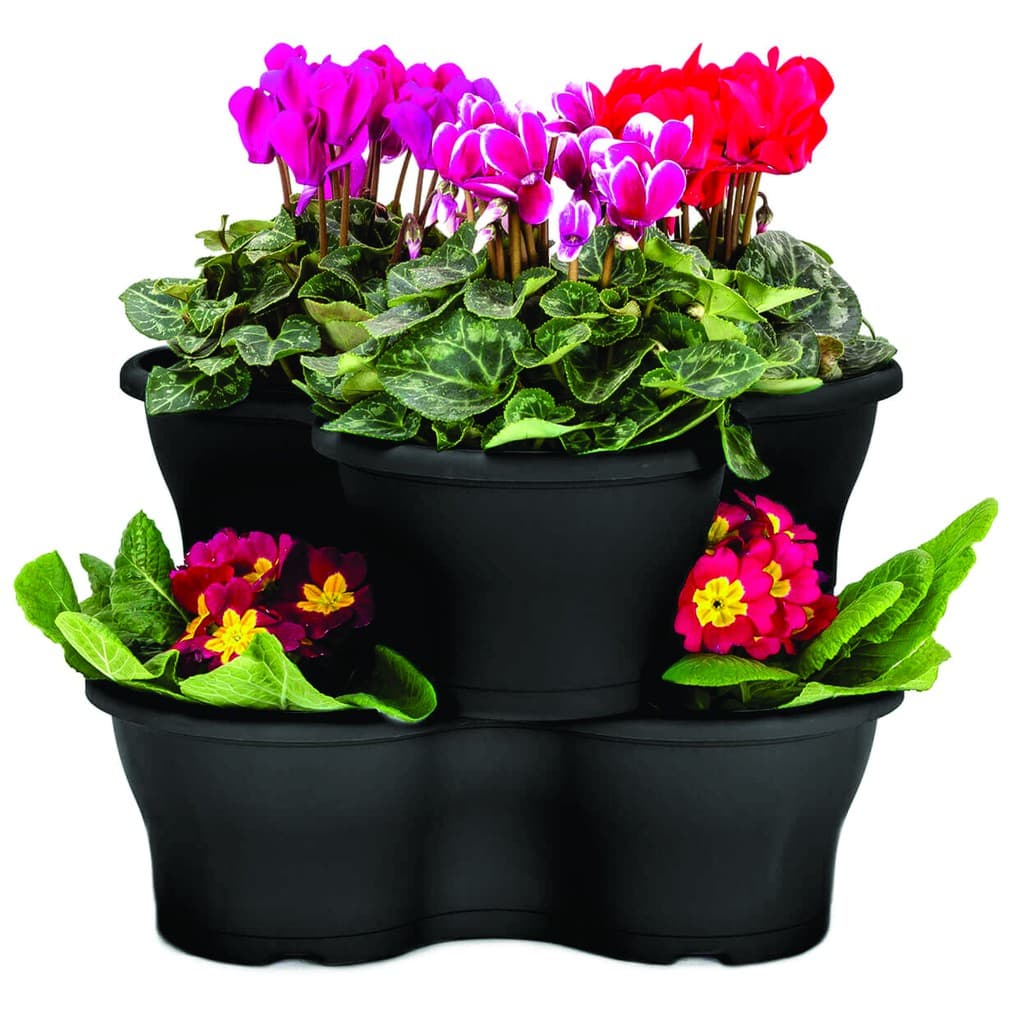 Quatro vasos pretos empilháveis com plantas e flores