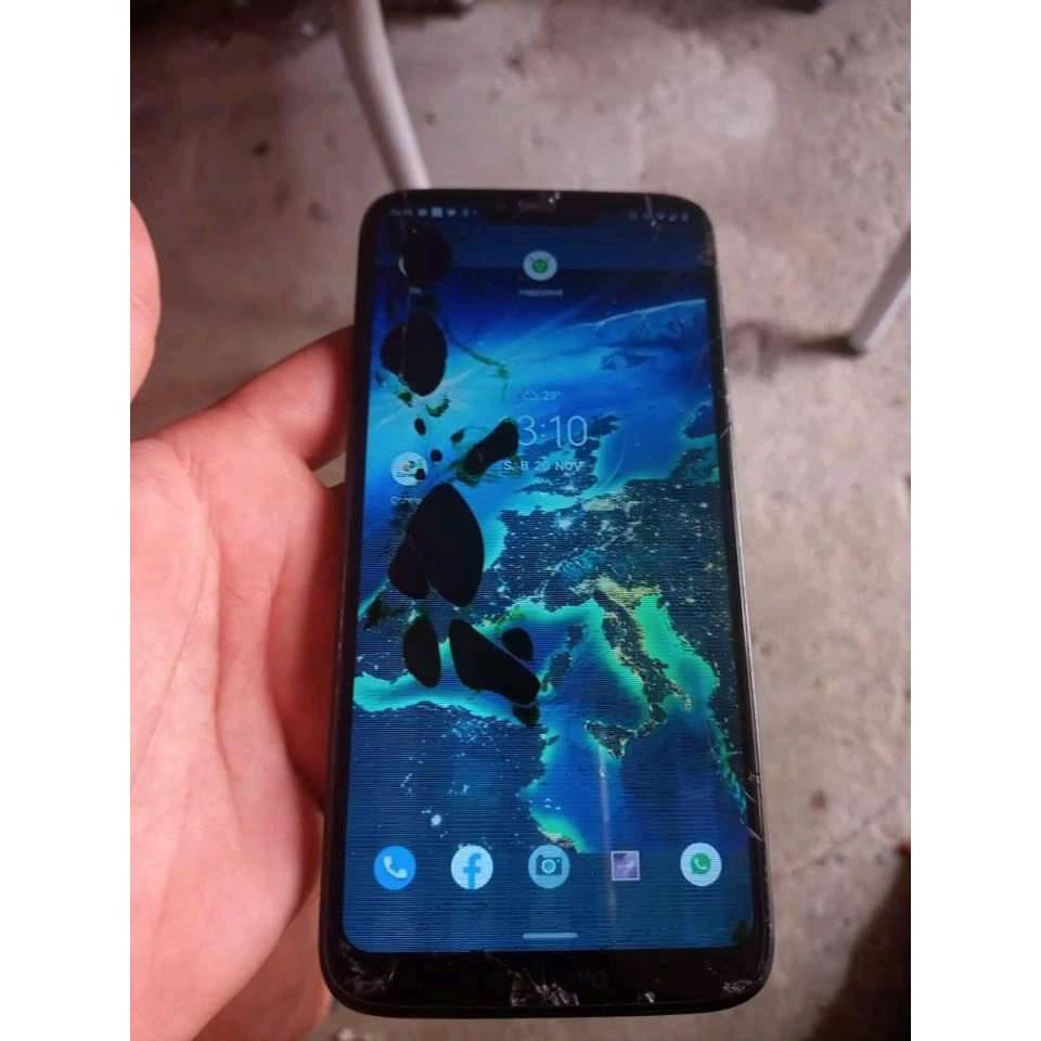 Smartphone Moto G7 Power com tela quebrada, mostrando mapa e tempo