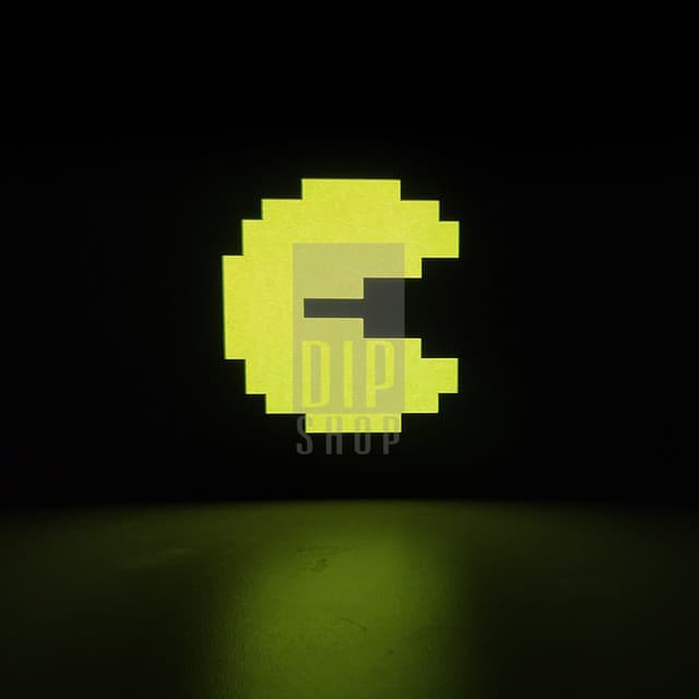 Luminária gamer Pac-Man neon em fundo preto, ícone amarelo brilhante.