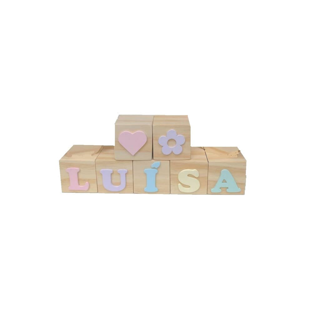 Cubos decorativos em madeira com letras formando o nome 'LUISA', 7x7x7 cm, para decoração de quarto de bebê.