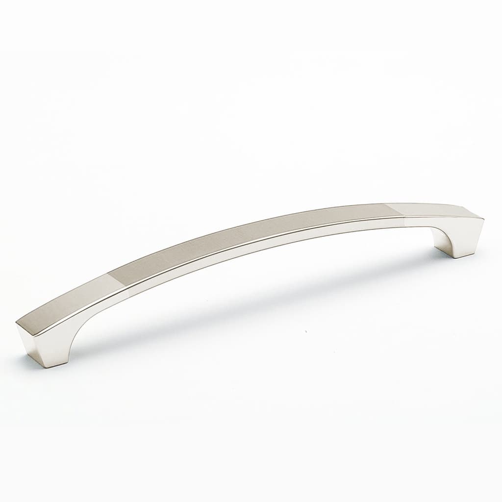 Puxador de metal prateado para móveis, ângulo frontal, fundo branco