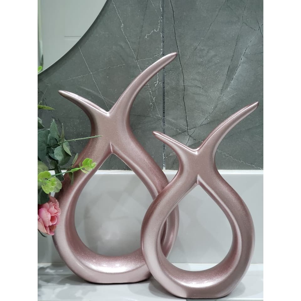 Kit de dois vasos decorativos de cerâmica em rose gold, estilo garfo, para decoração de mesa de centro.