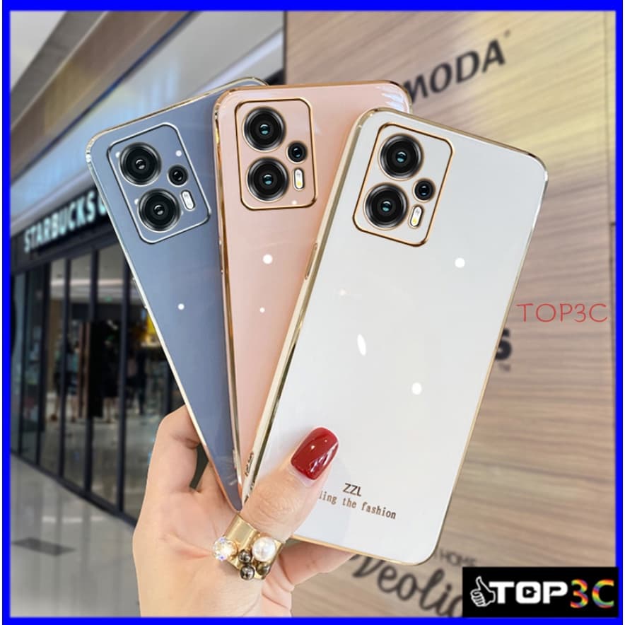 Capinhas de celular com borda reta em cinza, rosa e branca, seguradas em mãos