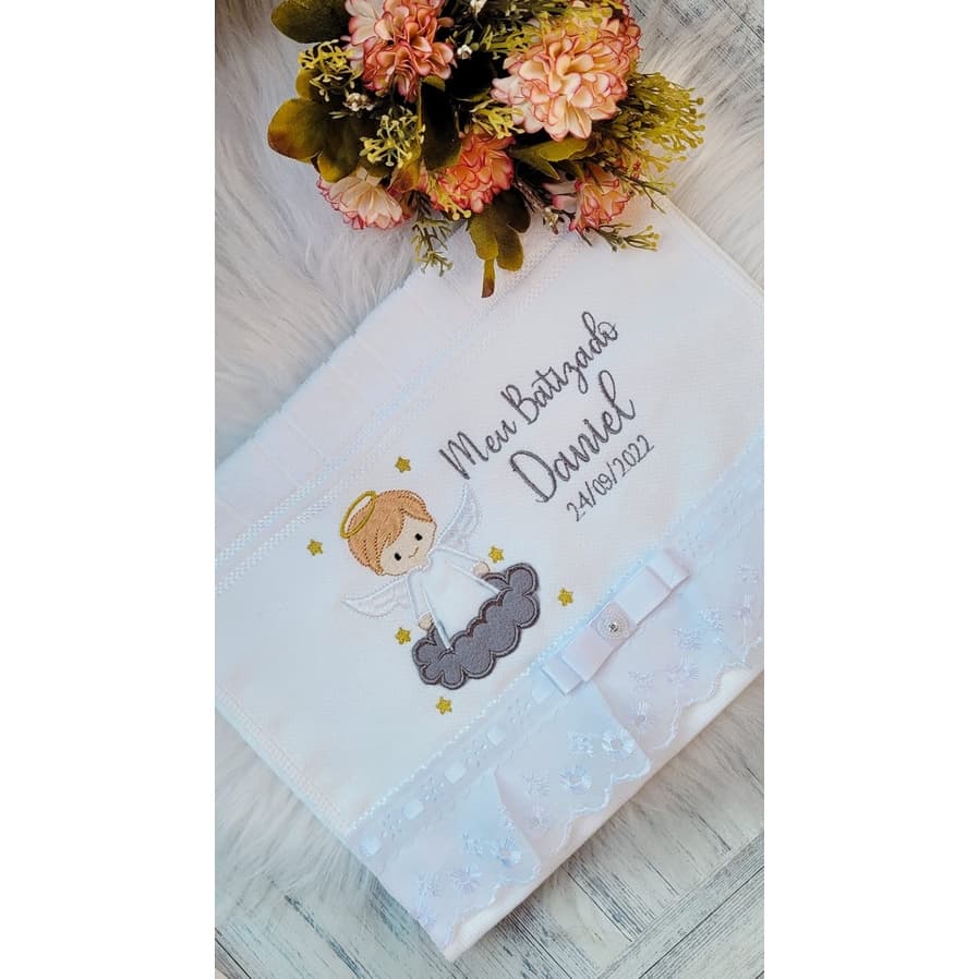 Toalha branca personalizada para batismo com anjo e texto