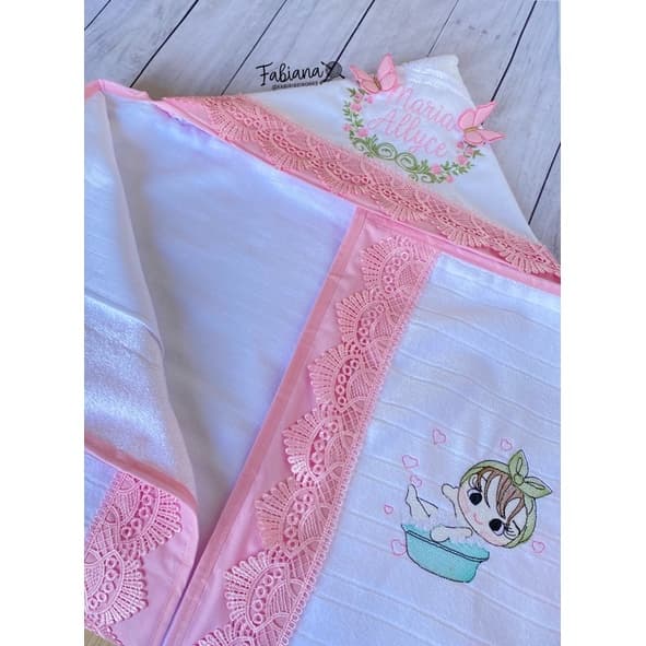 Toalha de banho rosa e branca com capuz e bordados, nome 'Maria Alice', estampa de criança no banho