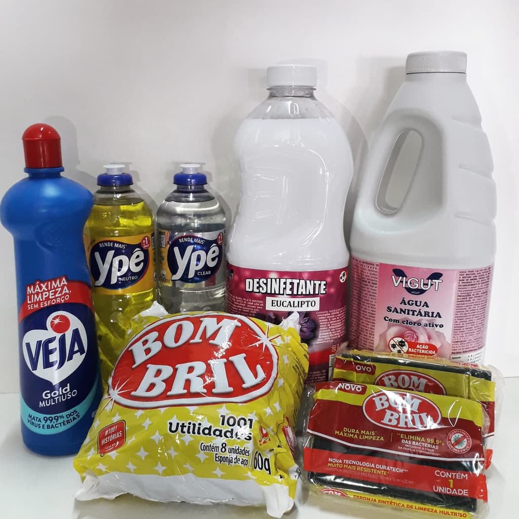 Kit Produtos de Limpeza com Bucha, Detergente, Desinfetante e Água Sanitária