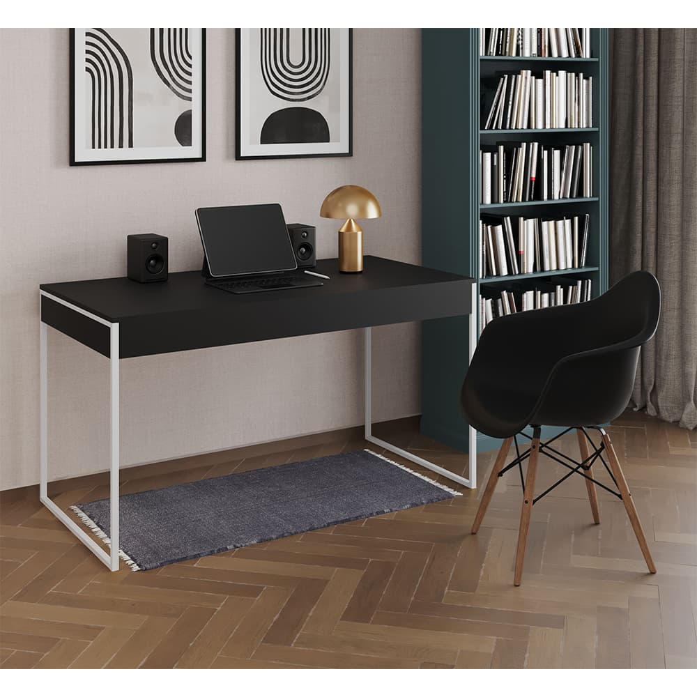 Escrivaninha Home Office Estilo Industrial Malta Preta 137x53cm Ferro Branco Com 1 Poltrona Preta Ea