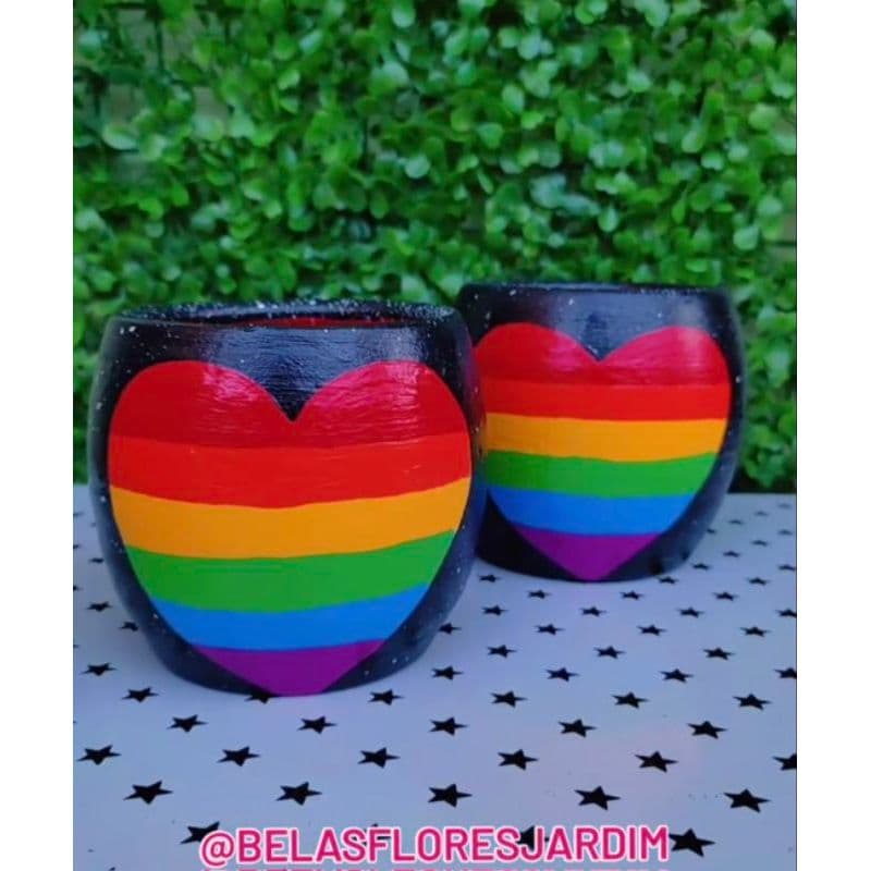 Vasos artesanais de planta em forma de coração com arco-íris multicolorido