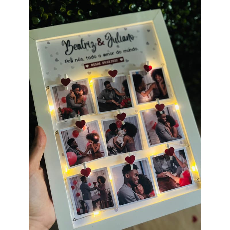 Quadro porta retrato LED com fotos de Beatriz e Juliano, iluminado com luzes LED brancas, coração vermelho e texto personalizado.