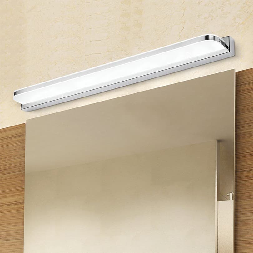 Luminária arandela LED moderna cromada para espelho de banheiro, 40 cm, instalada acima de espelho grande