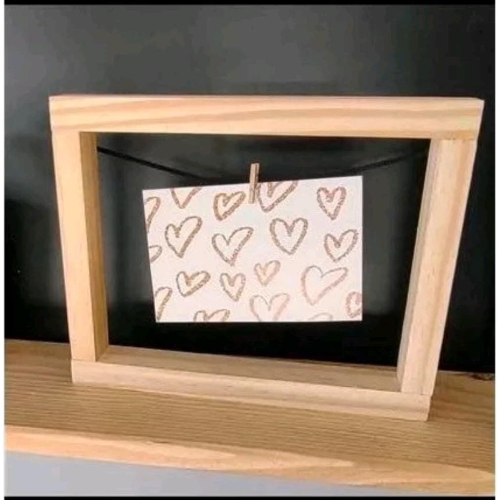 kit com 10 porta retrato 17x25cm  horizontal rústicos vazados  estilo varal de pinus com prendedor madeira  cesta café