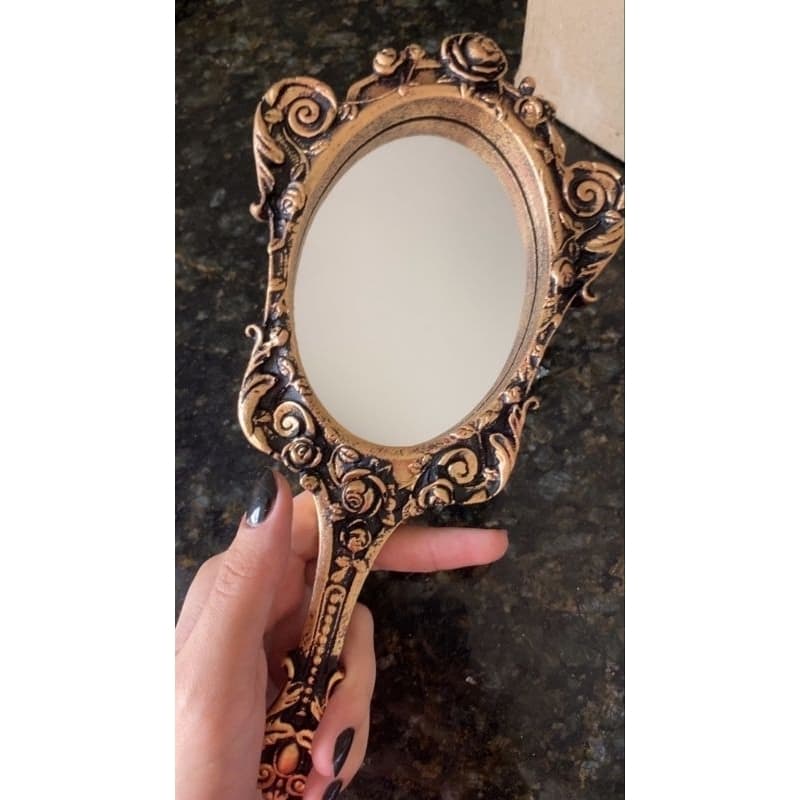 Espelho de mão floral provençal com moldura de resina dourada, ideal para maquiagem e decoração vintage