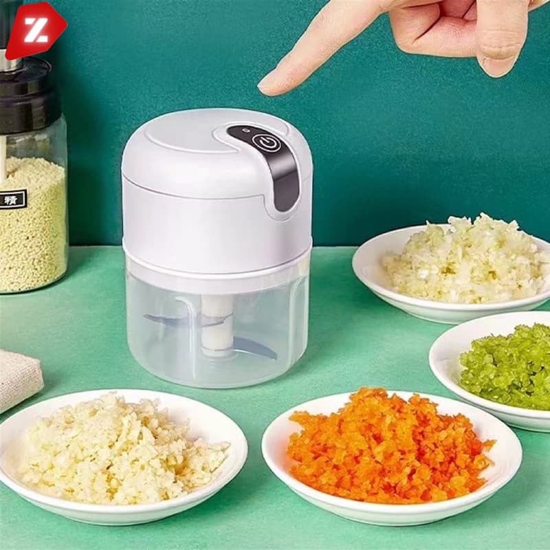 Processador elétrico de alimentos portátil branco com 3 lâminas de aço inox, tigelas de legumes picados, botão preto, logotipo cinza, pote de grãos