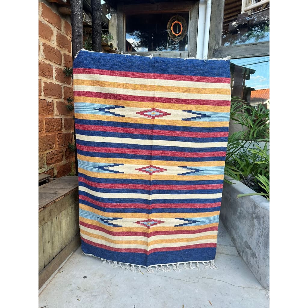 Tapete Kilim Turco 1,40x2,00m com estampas geométricas em azul, vermelho, amarelo e marrom