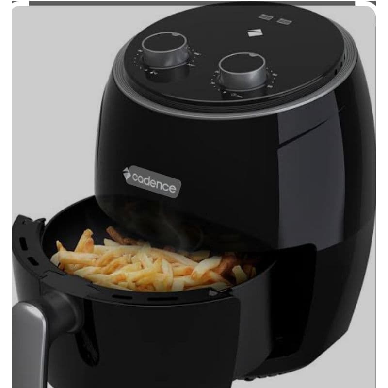 Fritadeira elétrica sem óleo Codence 3.8L com fritas sendo preparadas
