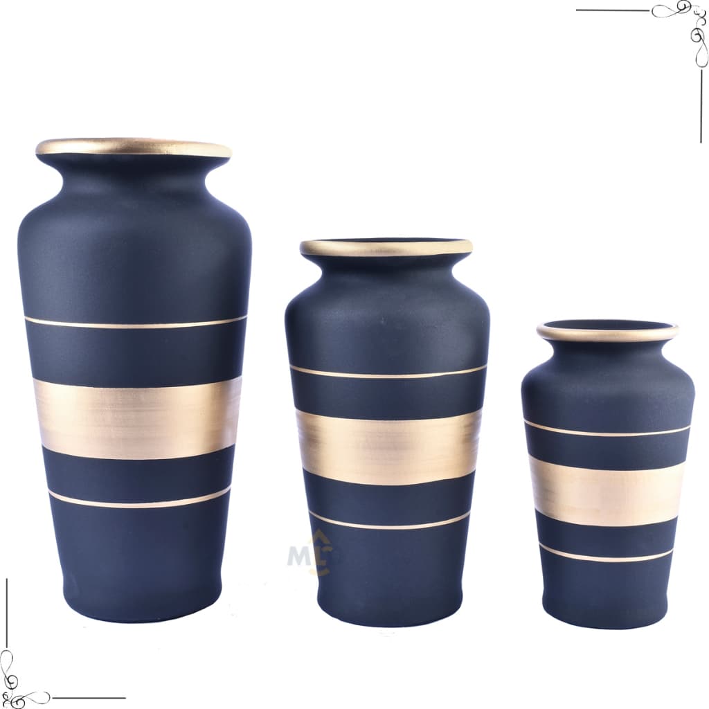 Kit de 3 vasos decorativos em azul e dourado, perfeitos para decoração de mesa e sala.