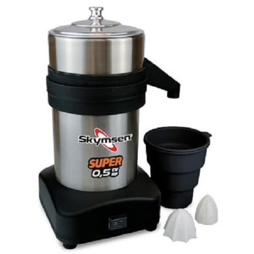 Extrator de sucos em inox Skymsen 0.5 CV, com copo e filtros, fundo branco