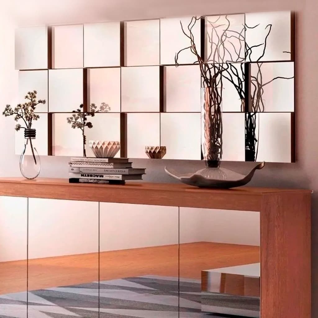 Painel decorativo 3D com sete espelhos montado na parede, refletindo elementos da sala.