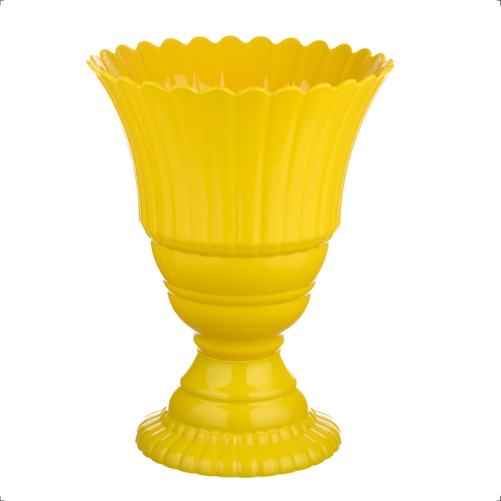 Vaso decorativo de plástico amarelo com base ornamentada e padrão ondulado na parte superior