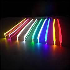 Fitas LED neon multicoloridas em fundo escuro