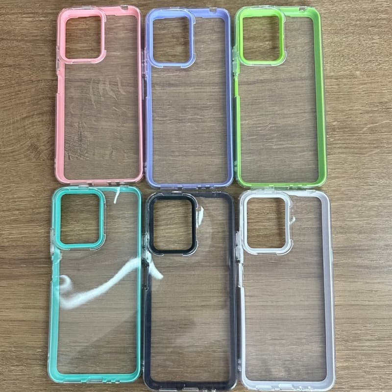 Seis capas transparentes para smartphones em cores diferentes sobre fundo de madeira