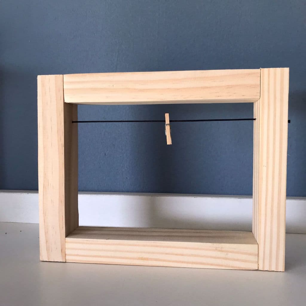 kit com 12 porta retrato rústicos vazados horizontal estilo varal de pinus com prendedor madeira pinus 16X12CM