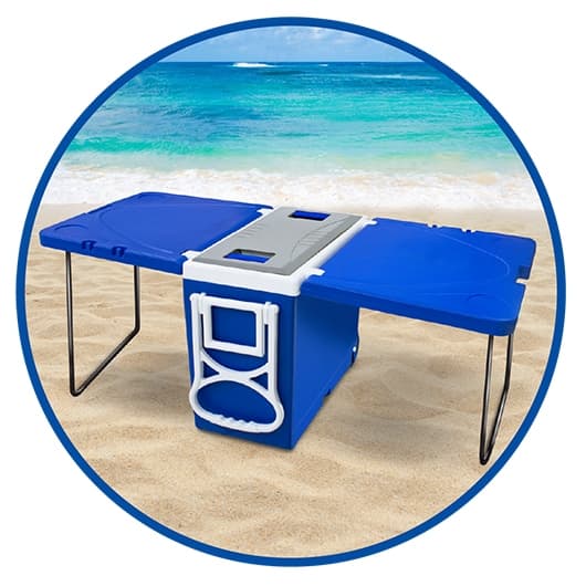 Caixa térmica azul e branca de 32 litros com mesa dobrável na praia