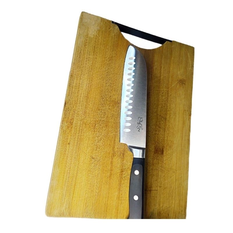Faca de cozinha em aço inoxidável com cabo ABS preto sobre tábua de corte de madeira