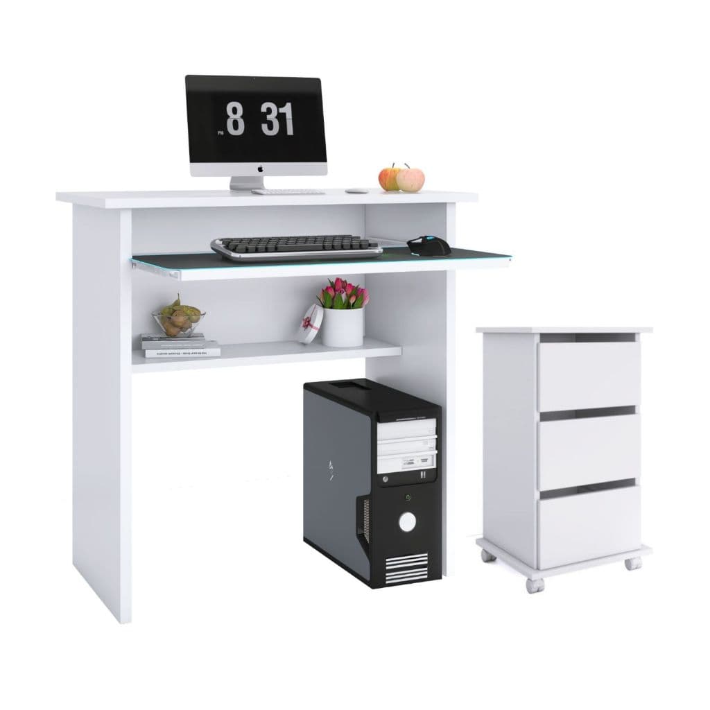 Mesa de escritório branca com monitor, teclado, mouse e flores em um vaso, com um gabinete de três gavetas.