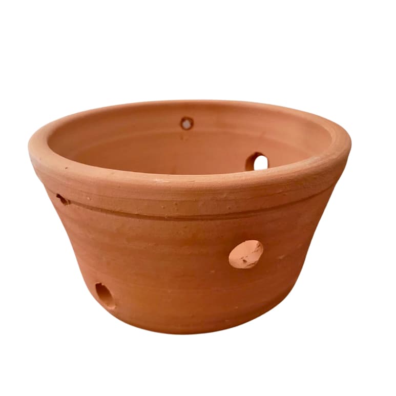 Vaso de barro marrom com furos de drenagem para plantas
