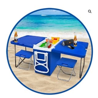 Caixa térmica multifuncional azul de 32 litros configurada como mesa com cadeiras na praia