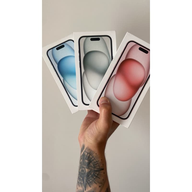 iPhone 15 128GB Preto em embalagens diferentes, mostrando cores de fundo: azul, cinza e rosa.