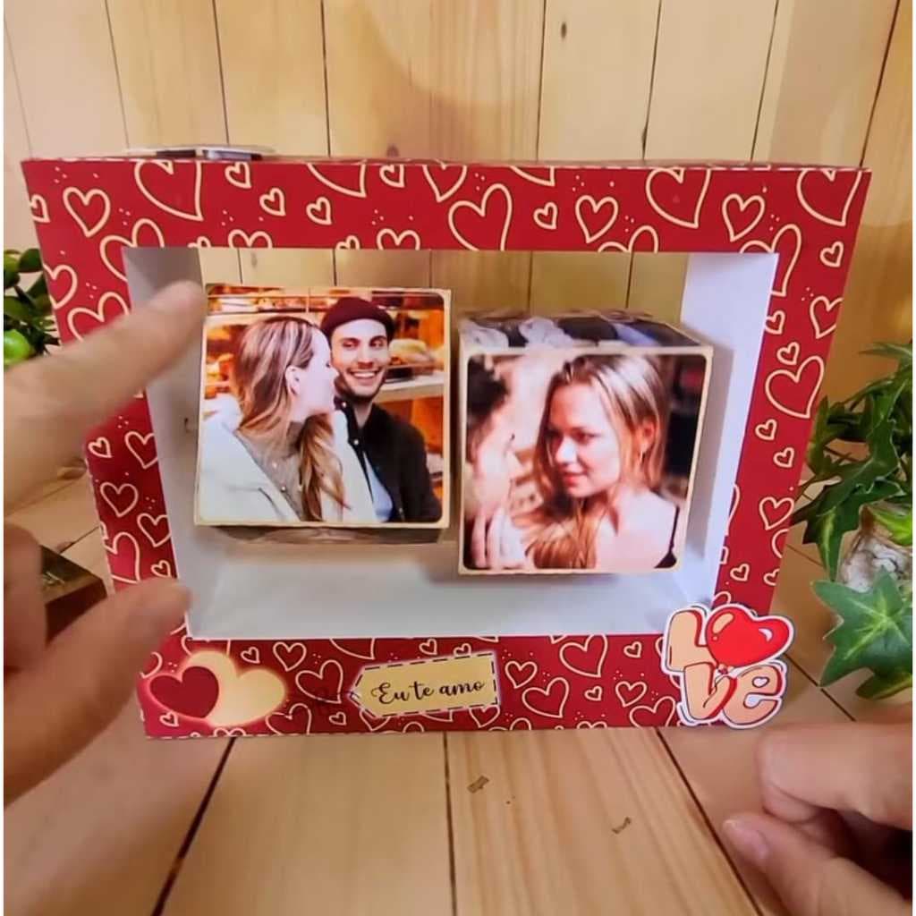 Porta retrato de cubos giratórios vermelhos com fotos de casais e frase 'Eu te amo', ideal para Dia dos Namorados