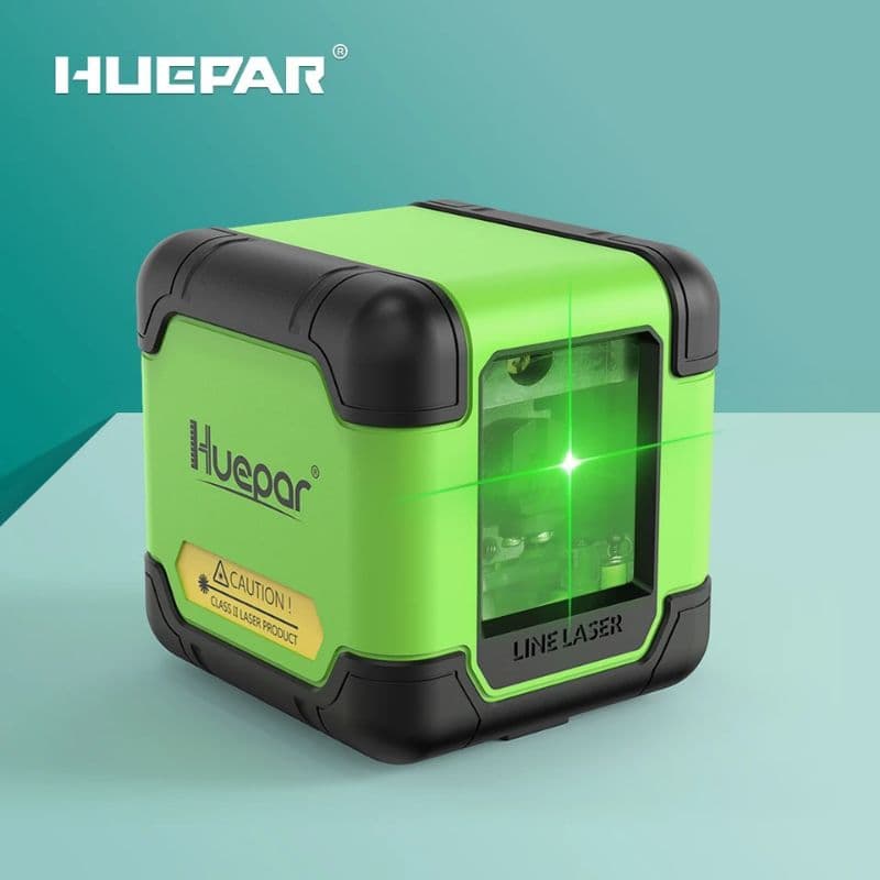 Nível a laser profissional Huepar verde, com luz laser acesa, em fundo azul e verde.