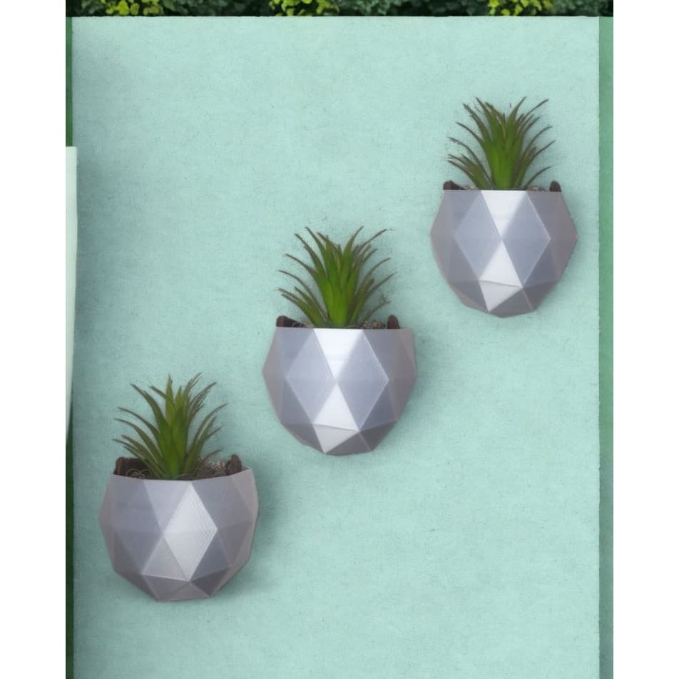 Trê vasos decorativos geométricos de parede cinza e branco com plantas verdes