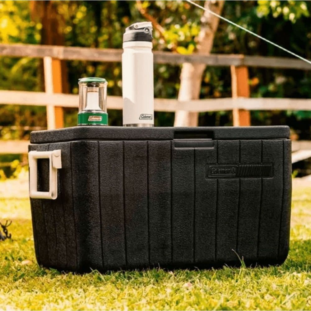 Caixa Térmica Cooler Coleman 45 Litros 48QT com Alça, Preta, em Gramado