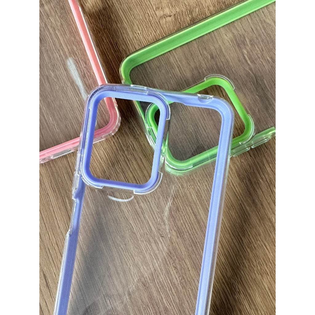 Capas transparentes para smartphones em cores azul, verde, rosa e transparente sobre uma superfície de madeira