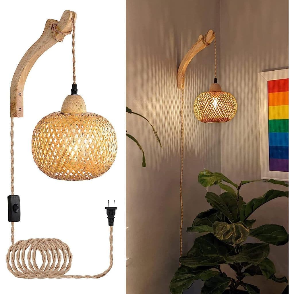 Luminária de parede minimalista em tecido de palha natural iluminando uma área com uma planta ao lado.