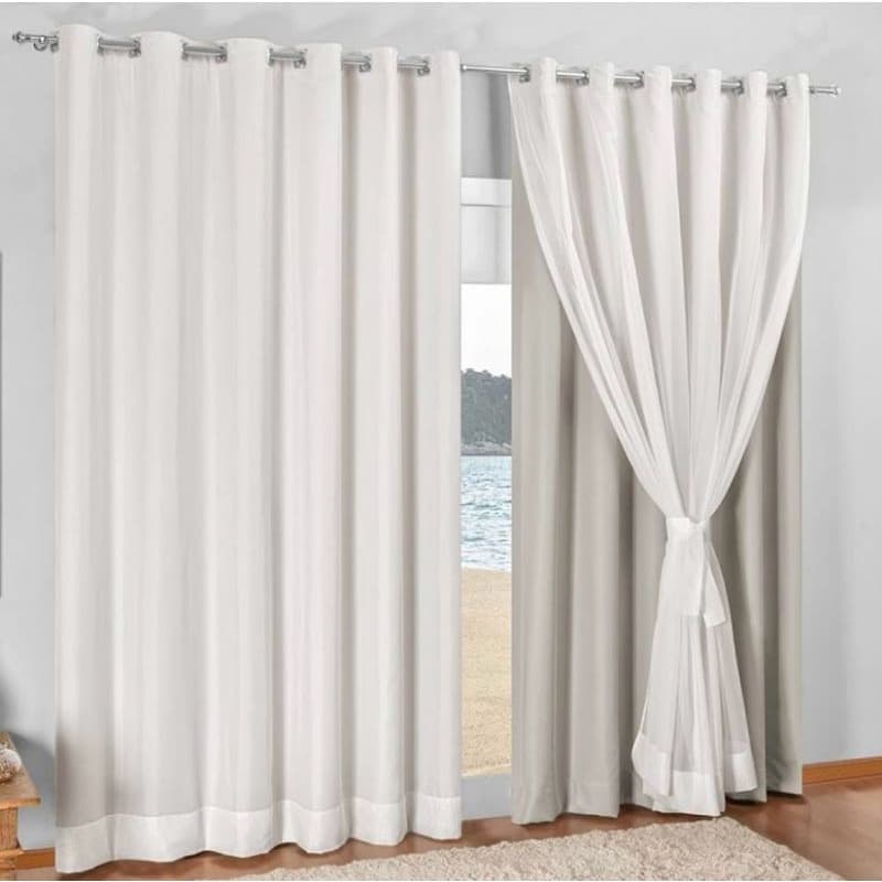 Cortina branca com forro blackout e voile liso, tamanho 3,00 x 2,70m, pendurada em um varão branco.
