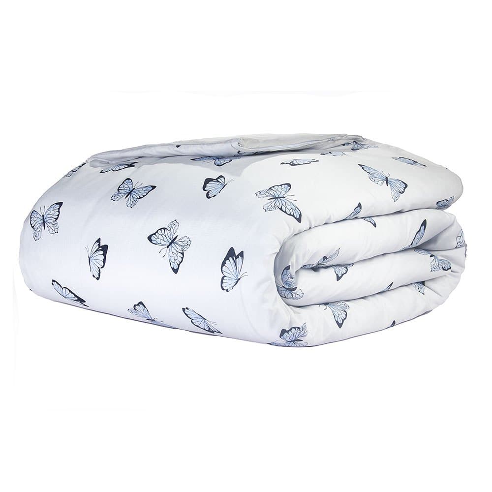 Capa de duvet branca com estampa de borboletas azuis, dobrada em triângulo, fundo branco.