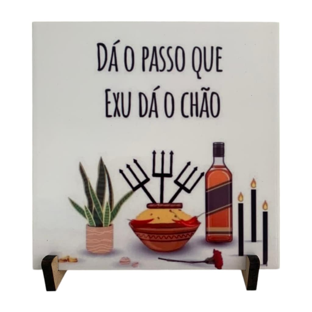 Porta retrato em azulejo com a frase 'Dá o passo que Exu dá o chão', ilustração com planta, vela, garrafa e prato com comida
