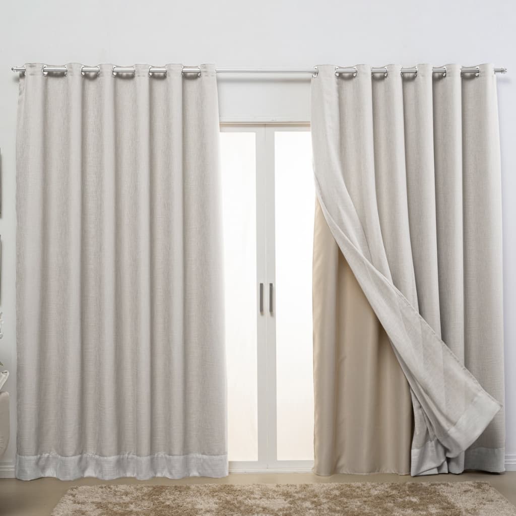 Cortinas de voile flame de linho com forro blackout, cor bege, penduradas sobre porta de vidro.