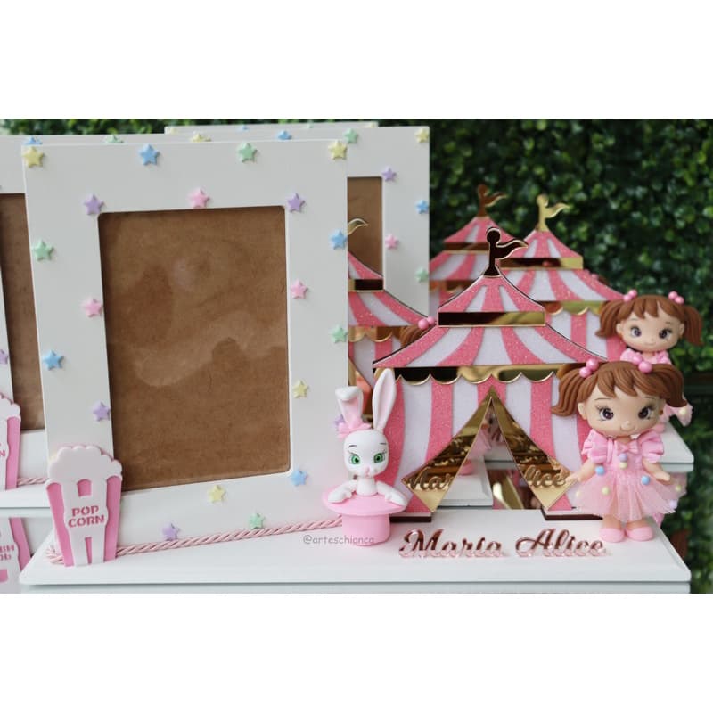 Porta retrato personalizado circo com menina e coelho em miniatura, barraca de circo em miniatura, tema de circo, decorações de estrelas, fundo verde e branco, texto 'Marta Alice', cor predominante rosa.