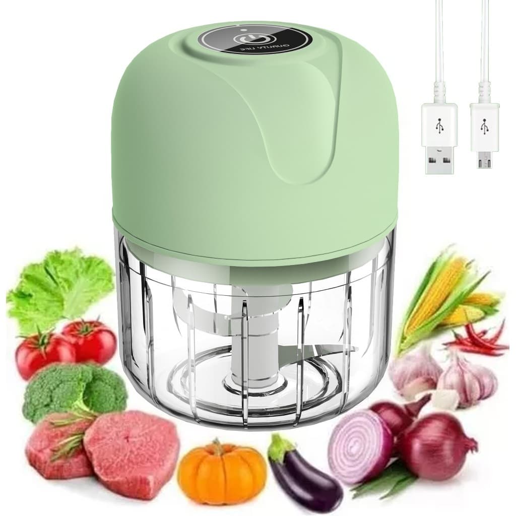 Mini processador elétrico de alimentos portátil verde menta com lâminas de aço inox, cabos USB e variedade de alimentos para demonstração.