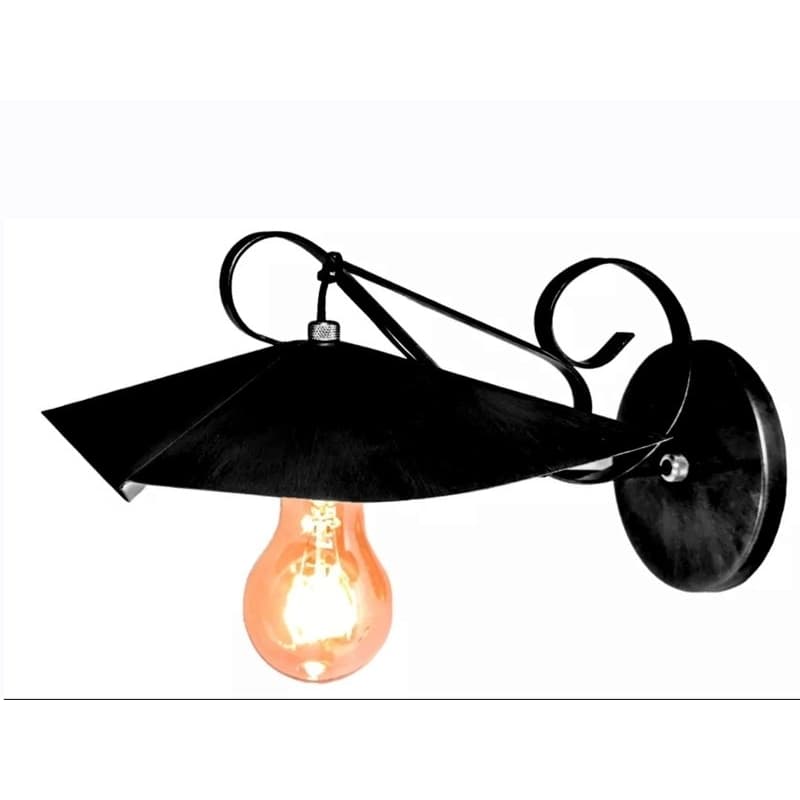 Arandela decorativa industrial em metal preto com lâmpada incandescente acesa