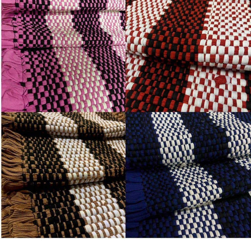 Kit de tapetes de tear com três peças, incluindo tapetes vermelho e branco, rosa e preto, marrom e branco, e azul e branco.