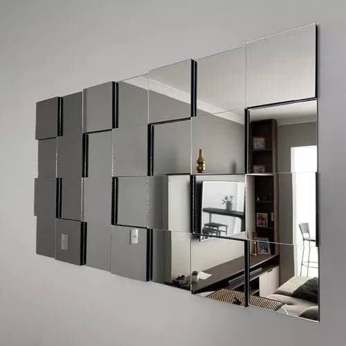 Espelho decorativo 3D cinza montado na parede refletindo sala de estar com sofá e mesa