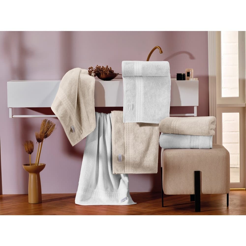 Kit de toalhas de banho branco e bege em um ambiente de banheiro elegante