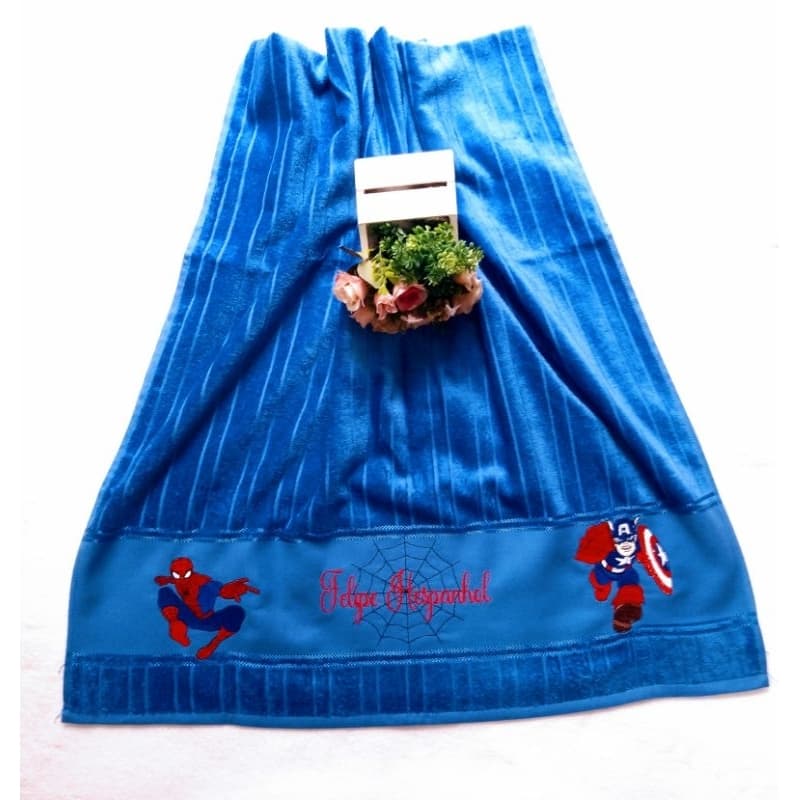 Toalha de banho azul personalizada com personagens do Homem Aranha e Capitão América